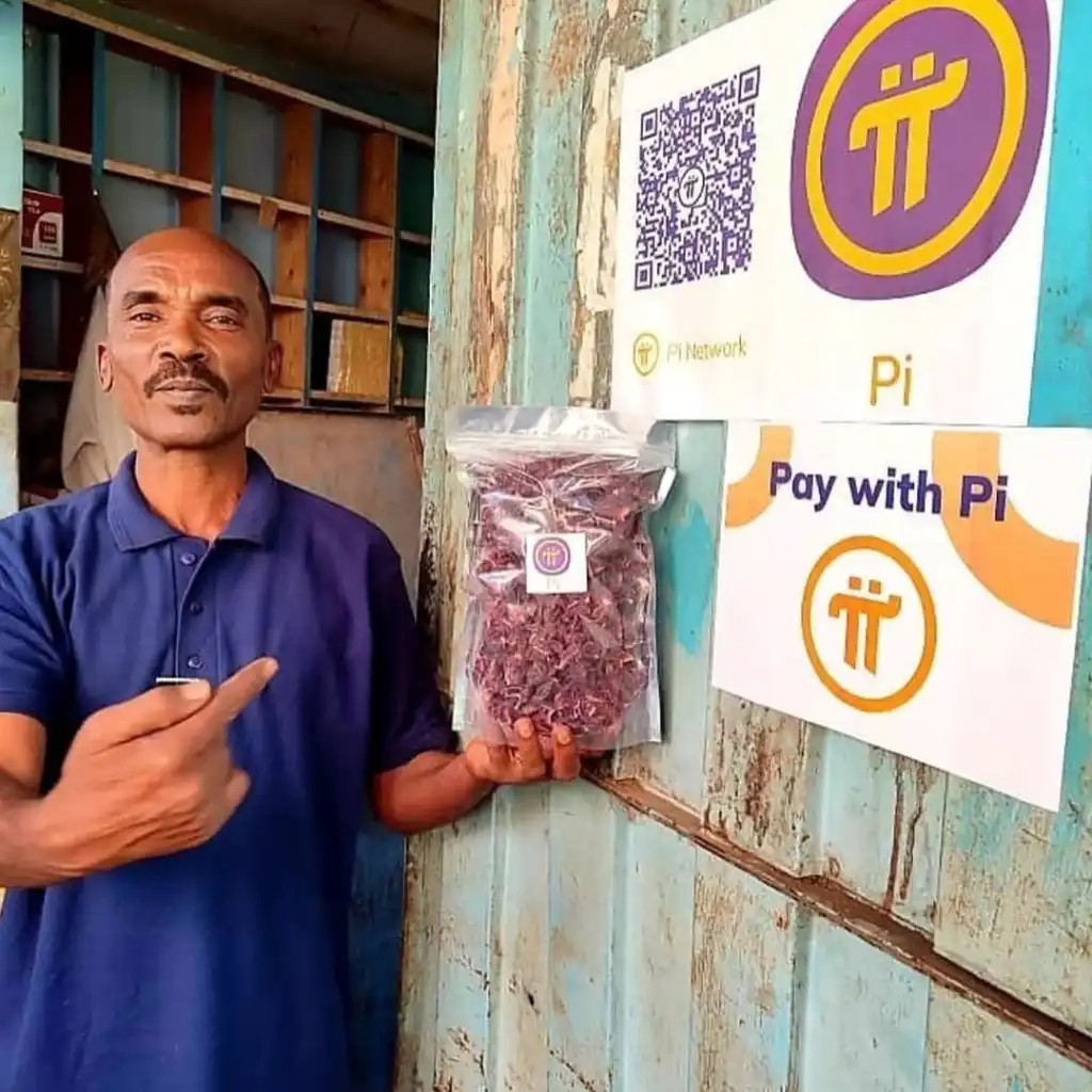 فروشنده محلی در کنار تابلوی پذیرش و پرداخت با ارز پای در رویداد پایفست