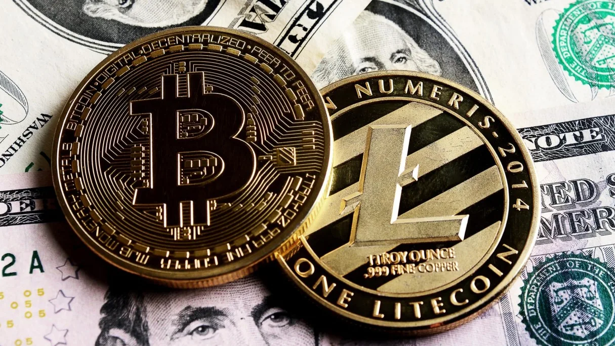 سکه بیت کوین در کنار لایت کوین