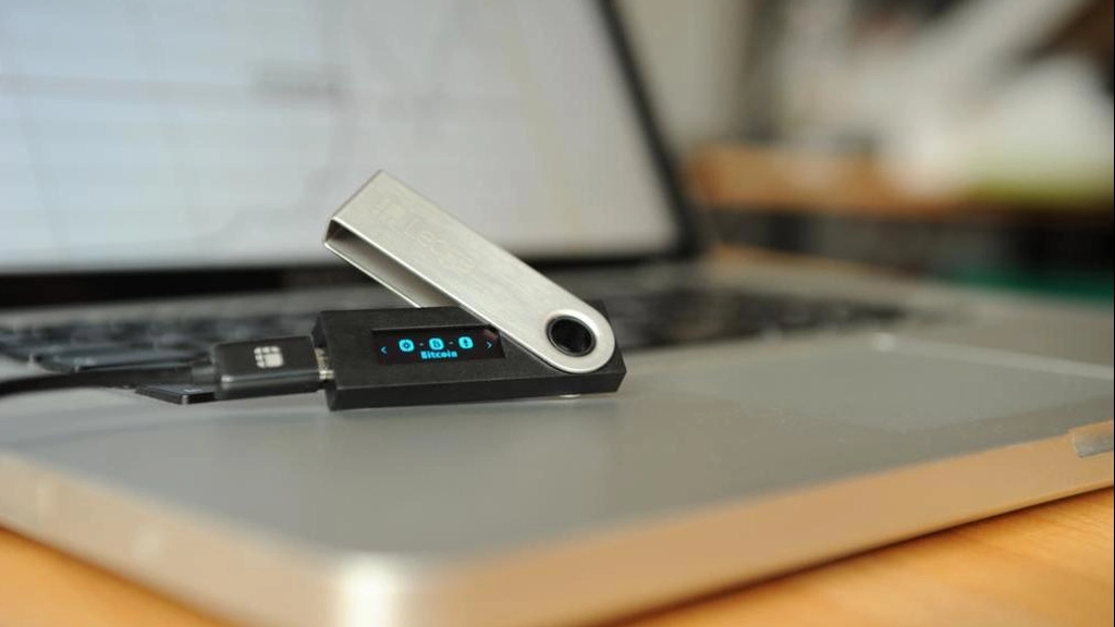 کیف پول سخت افزاری لجر در کنار لپتاپ