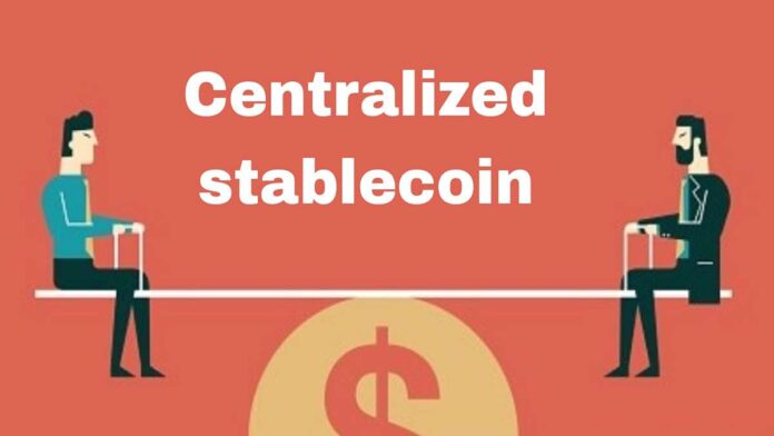 Centralized-stablecoin دو مرد بر روی یک الاکلنگ که تکیهگاه آن استیبل کوین متمرکز است نشستهاند و بالای سرشان نوشته شدهاست: Centralized stablecoin