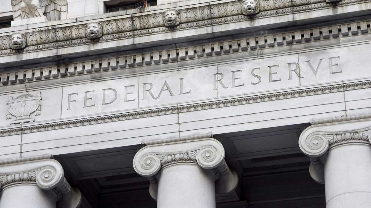 فدرال رزرو (Federal Reserve) بانک مرکزی آمریکا است و وظیفه کنترل تورم و ثبات قیمت‌ها، افزایش نرخ اشتغال و رشد اقتصادی کشور را بر عهده دارد.
