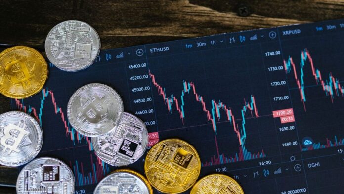 crypto-price-prediction-moon-app سکههای نماد ارزهای دیجیتال روی پس زمینه چارت قیمت