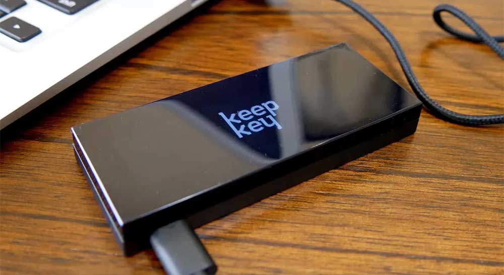 کیف پول سخت‌افزاری KeepKey یک دستگاه کوچک و قابل حمل است که برای ذخیره‌سازی ایمن ارزهای دیجیتال طراحی شده است. 