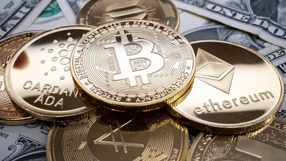 سکههای چند ارز دیجیتال از جمله بیت کوین، اتریوم و کاردانو