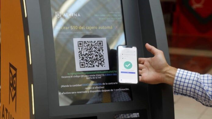 scaning-bitcoin-atm-qr-code-by-mobile یک نفر در حال اسکن کردن qr کد دستگاه خودپرداز بیت کوین با گوشی موبایل
