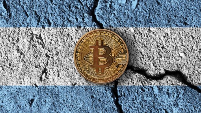 argentine-peso-inflation-and-the-shift-to-bitcoin با افزایش مشکلات اقتصادی و کاهش ارزش پزو و افزایش قیمت دلار، مردم آرژانتین به بیت کوین روی آوردند.