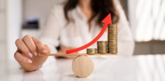 کاهش نرخ بهرهگیری در بازار آتی ارزهای دیجیتال پس از عقبنشینی قابل توجه بیتکوین کاهش ناگهانی قیمت بیتکوین و تاثیر آن بر نرخ بهرهگیری بازارهای آتی.