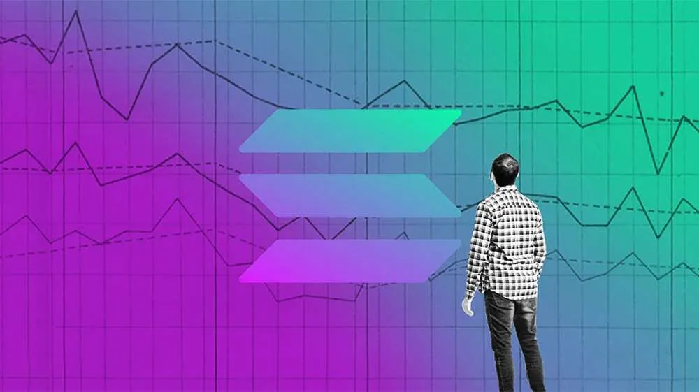شخصی در حال بررسی نمودار تکنیکال ارز سولانا
