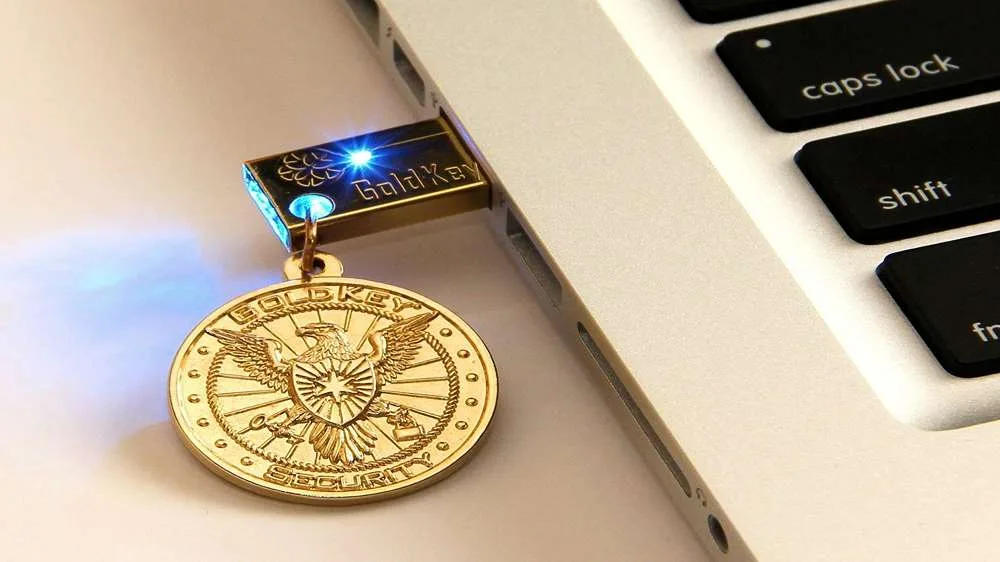 تصویری از یک USB که یک سکه از آن آویزان است.
