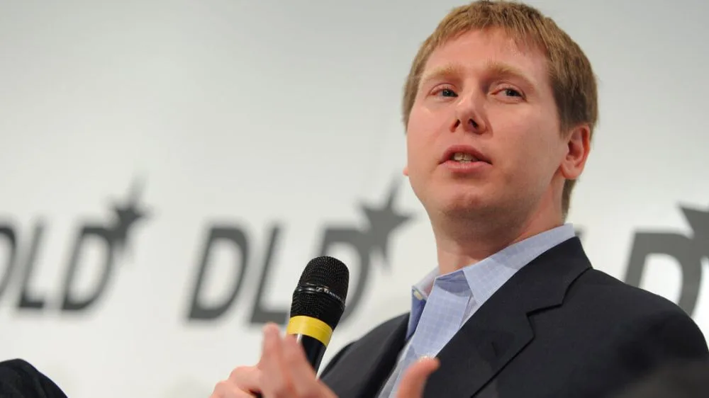 بری سیلبرت در حال انجام یک سخنرانی