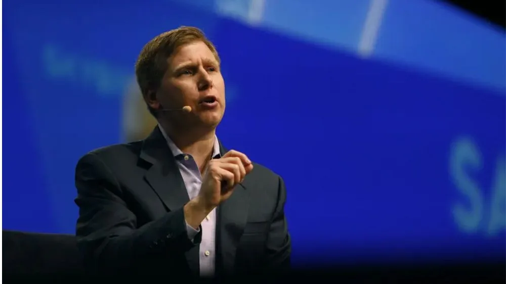 بری سیلبرت در حال گفت و گو در یک کنفرانس مطبوعاتی