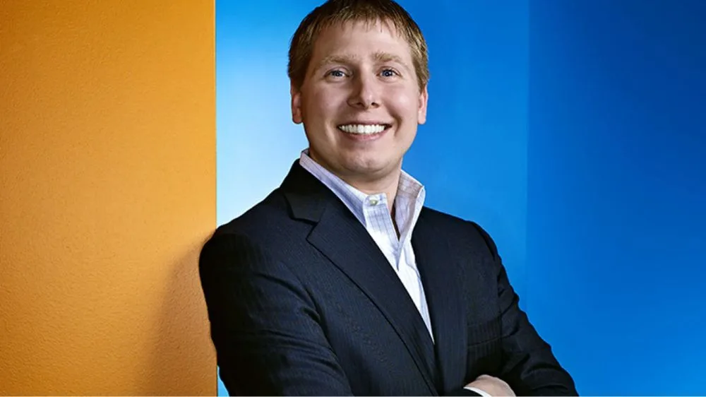 بری سیلبرت در حال لبخند زدن