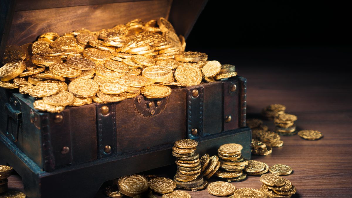صندوقچه‌ای پر از سکه‌های پر زرق و برق و ارزشمند