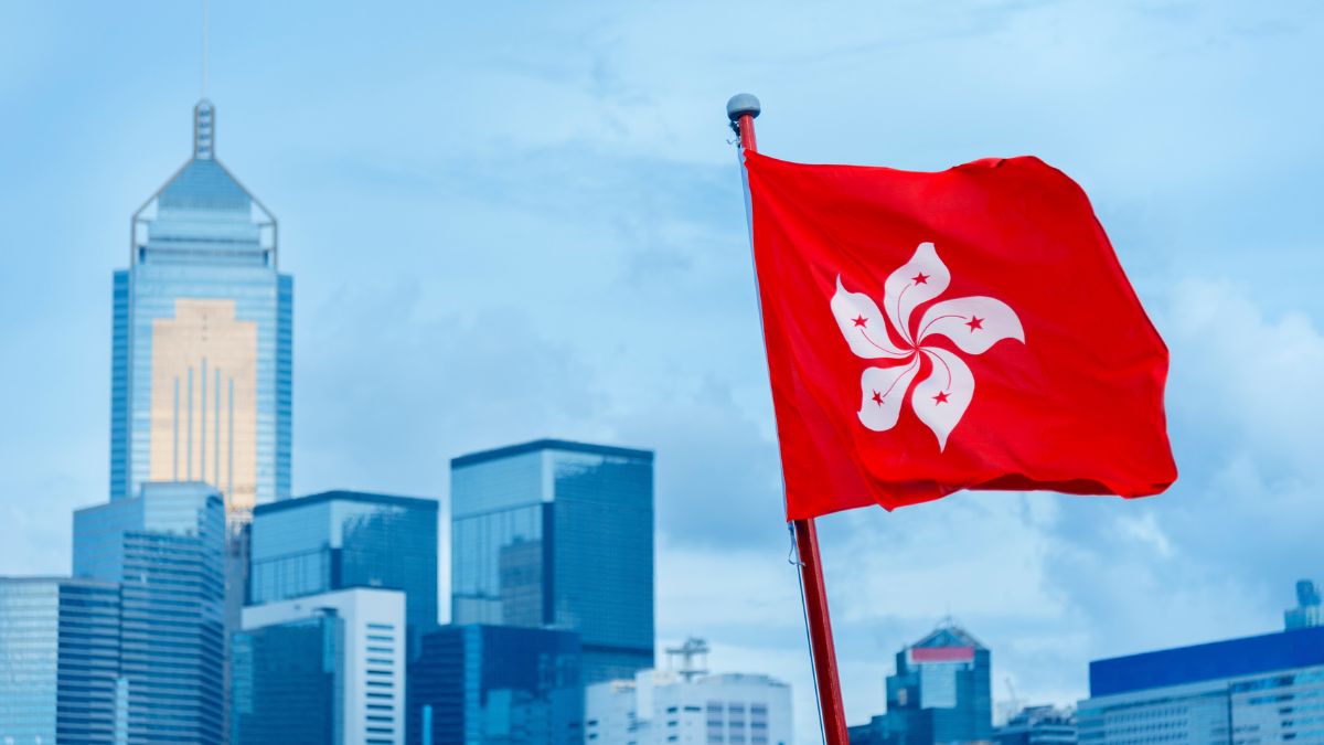 پرچم هنگ کنگ در بار به احتزاز در آمده است