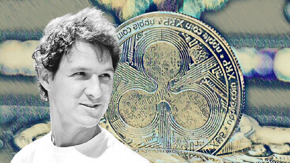 مک کالب در کنار سکه ریپل