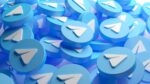 تصویر از تعداد زیادی سکه‌ی آبی با علامت تلگرام