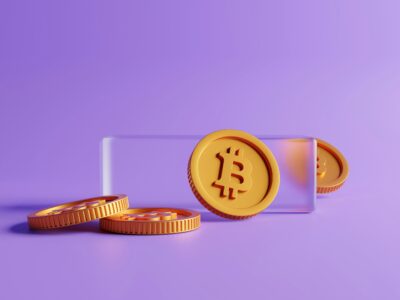 سکه‌های بیت کوین با پس‌زمینه‌ی بنفش