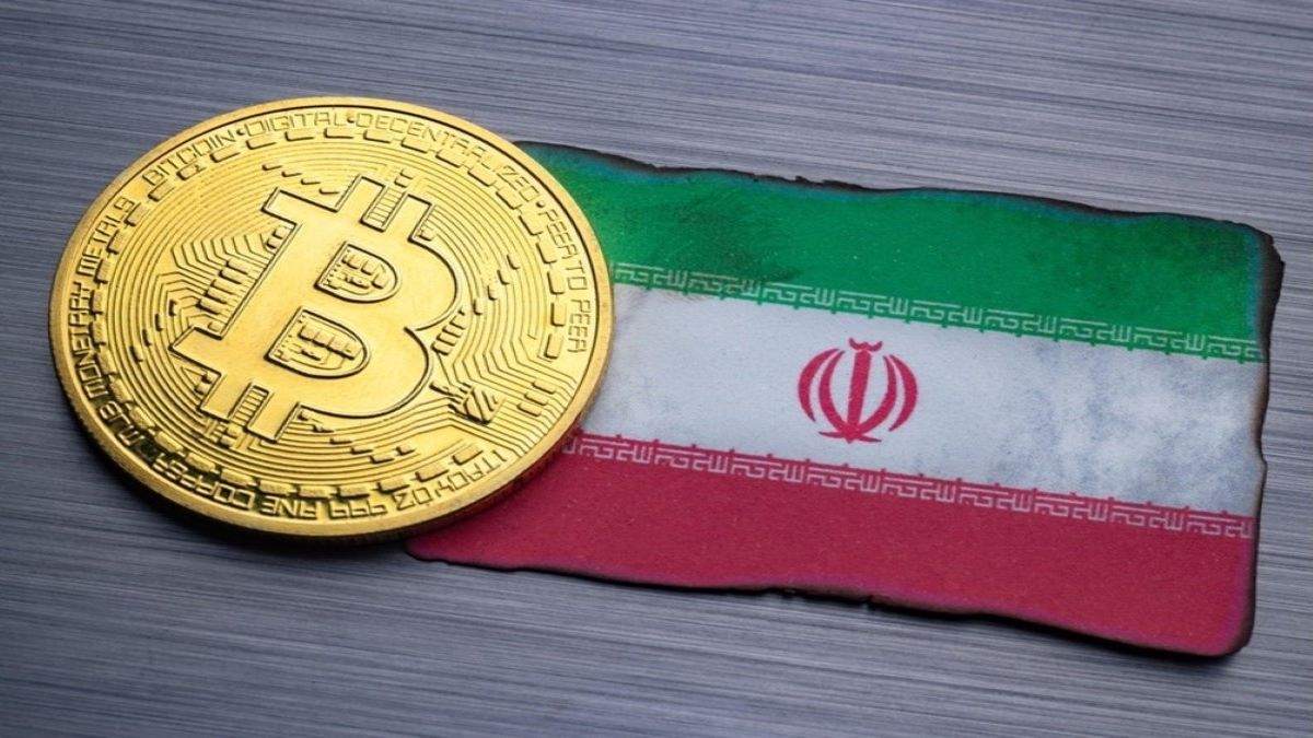 یک بیت کوین در کنار پرچم ایران