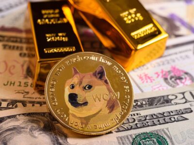 دوج‌کوین به همراه شمش‌های طلا و اسکناس‌های دلار