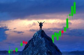 مردی ایستاده بر قله‌ی کوه و نمودار صعودی قیمت