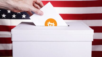 صندوق آرا و یک رای با علامت بیت کوین روی آن. پرچم آمریکا در پس‌زمینه.