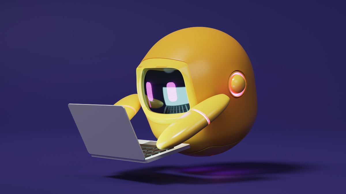 ربات زرد زنگ در حال کار با لپ‌تاپ