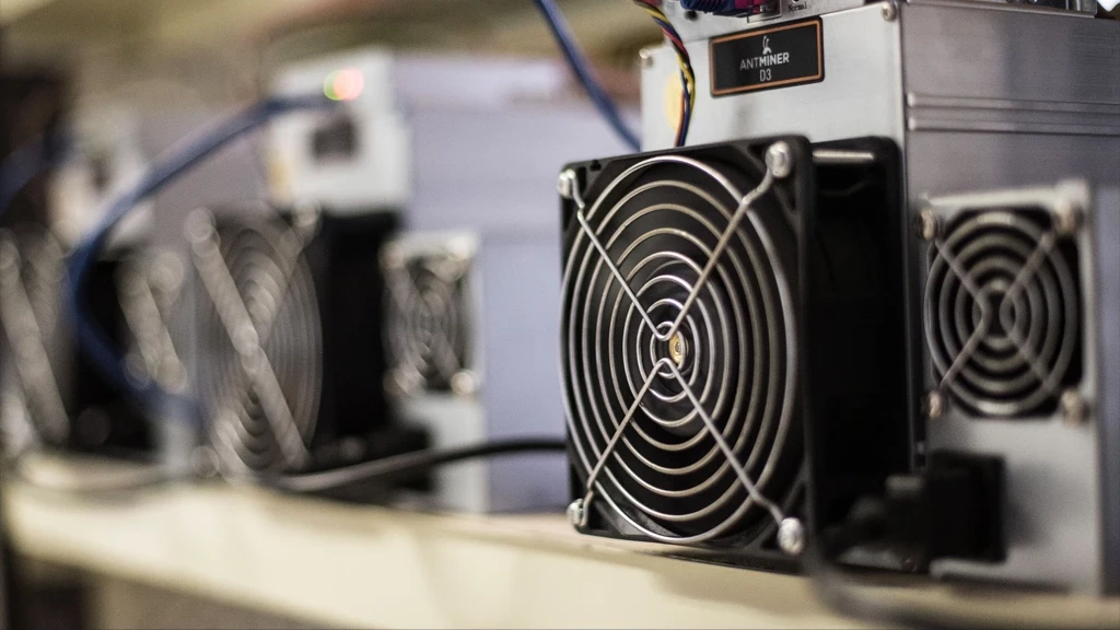 ریگ ماینینگ بیت کوین که از چند ماینر ASIC تشکیل شده است.