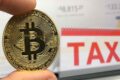 تصویری از یک سکه با نماد Bitcoin که در آن به مالیات بیت کوین اشاره دارد.