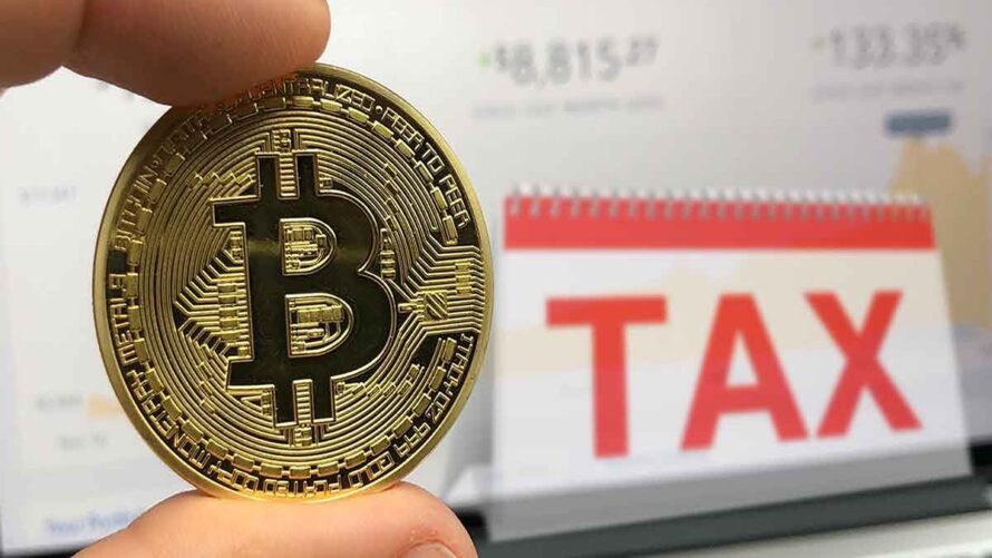 تصویری از یک سکه با نماد Bitcoin که در آن به مالیات بیت کوین اشاره دارد.