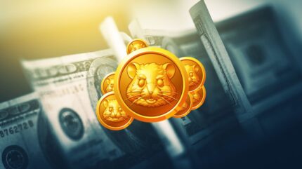 سکه‌های همستر کامبت و اسکناس‌های دلار در پس‌زمینه