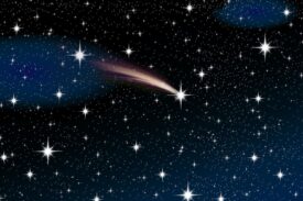 ستاره دنباله‌دار در آسمان پرستاره‌ی شب