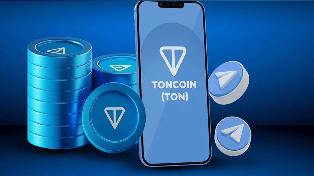 تصویر با پس زمینه آبی به همراه یک موبایل که نماد اختصاری تون کوین (TON) را نمایش میدهد. سکه هایی با نماد TON نیز در کنار موبایل قرار دارند.