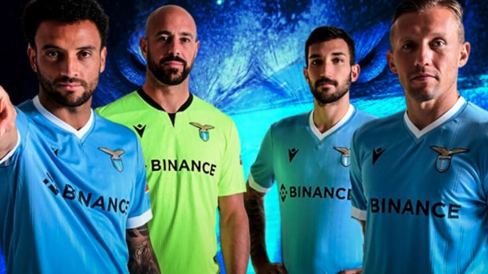 بازیکنان لاتزیو با پیراهن تبلیغ بایننس