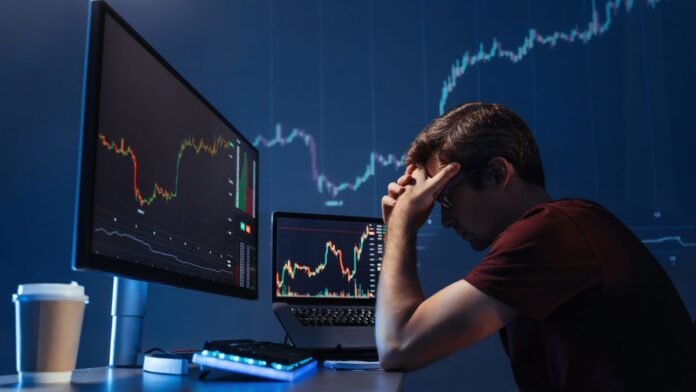 frustrated-man-analyzing-crypto-market فردی خسته از شرایط بازار کریپتو در حال بررسی بازار است.