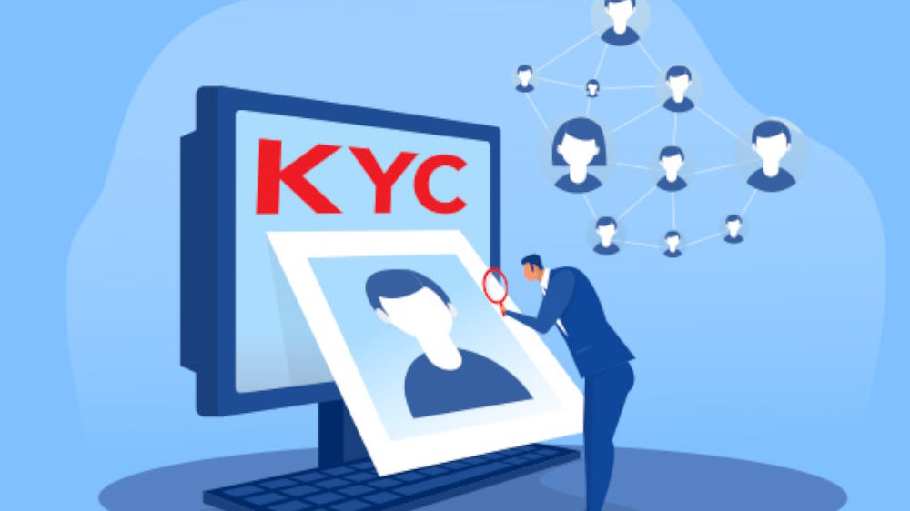 نوشته KYC روی مانیتور و کاراکتر با ذره بین