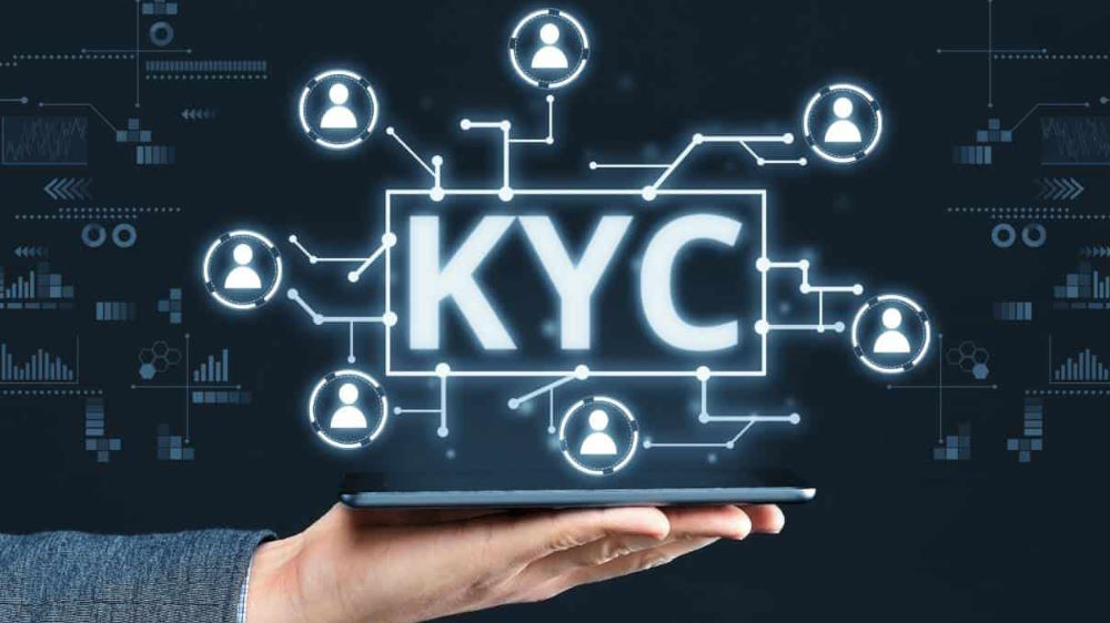 نوشته KYC روی دست