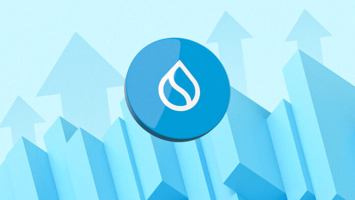 sui-logo-blue-background لوگوی ارز دیجیتال سویی (SUI) در پسزمینه آبی با فلشهای صعودی