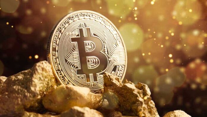 یک سکه بیت کوین در کنار سنگ‌های طلا