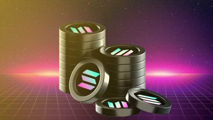 تعدادی سکه سولانا که روی یکدیگر قرار گرفته‌اند