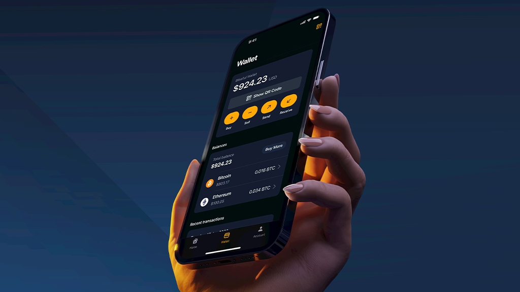 موبایل با کیف پول ارز دیجیتال در دست یک فرد