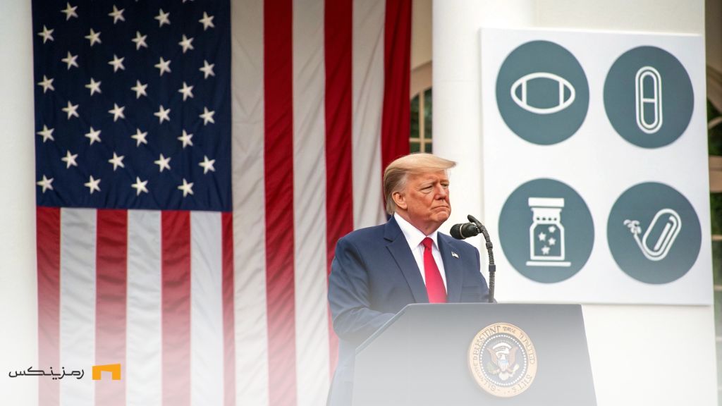 رامپ پشت تریبون با پرچم ساده آمریکا در پس‌زمینه و نمادهای مینیمالیستی مانند قرص یا علامت تعرفه کنار او، با تمرکز بر روی موضوع تعرفه‌های دارویی