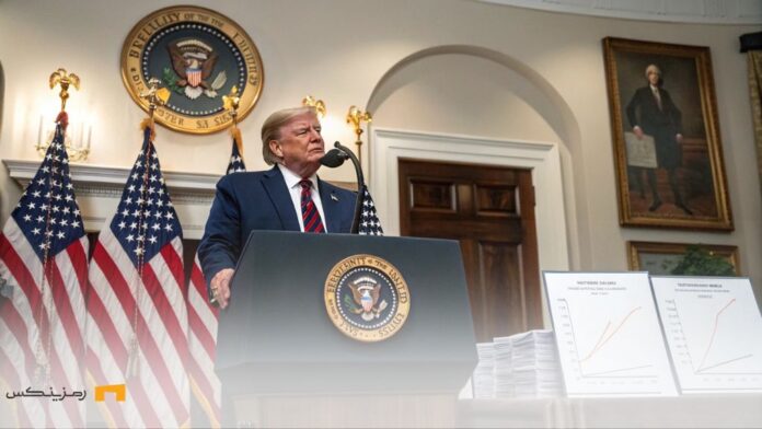 trump-tariffs-trade-crisis-march-4 عکس واقعگرایانهای از دونالد ترامپ در یک کنفرانس خبری کاخ سفید، در حالی که با چهرهای جدی و مصمم درباره سیاستهای تجاری صحبت میکند