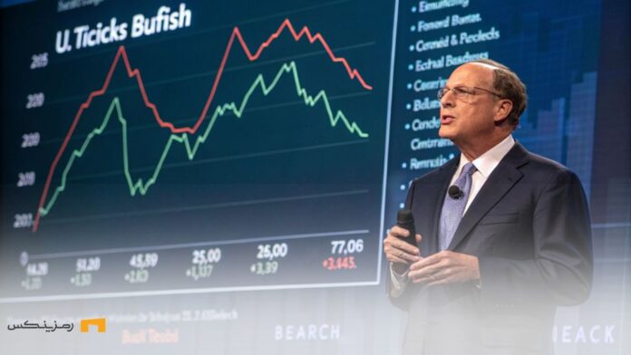 blackrock-ceo-market-tank-buying-opportunity لری فینک، مدیرعامل بلک راک، در حال سخنرانی در یک رویداد اقتصادی با نمایش نمودارهایی از روندهای نزولی و صعودی بازار