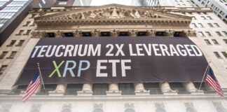 اولین ETF اهرمدار ریپل در بورس نیویورک راهاندازی شد ساختمان بورس نیویورک با بنر ETF اهرمدار ریپل تیوکریوم که اهمیت راهاندازی اولین ETF اهرمدار ریپل