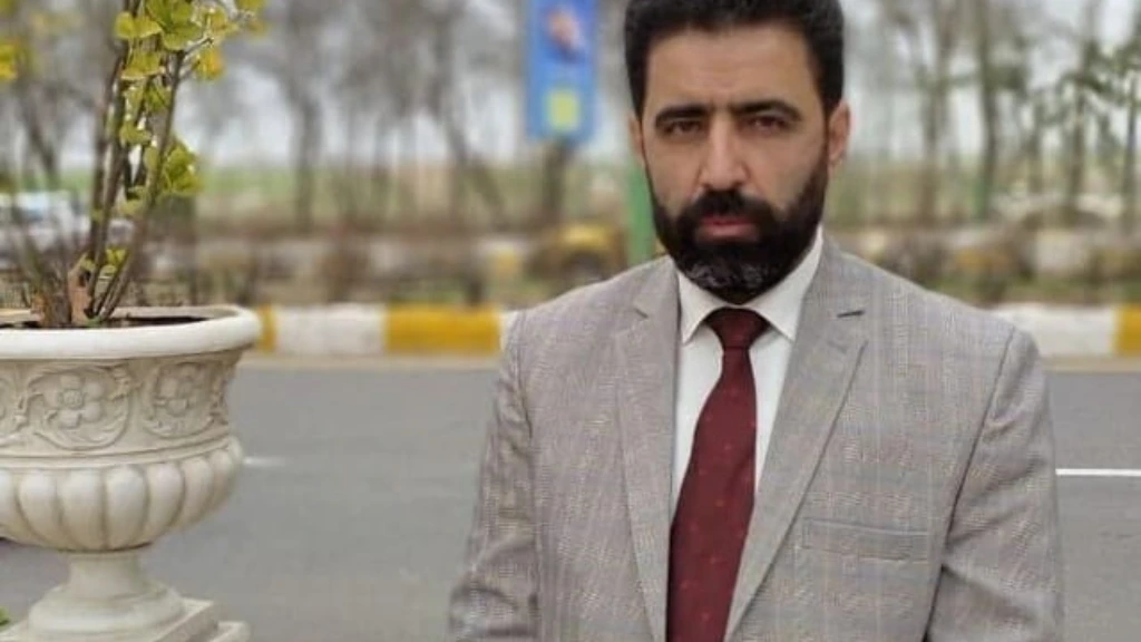 سعید خاکستر و در کنارش یک گلدان