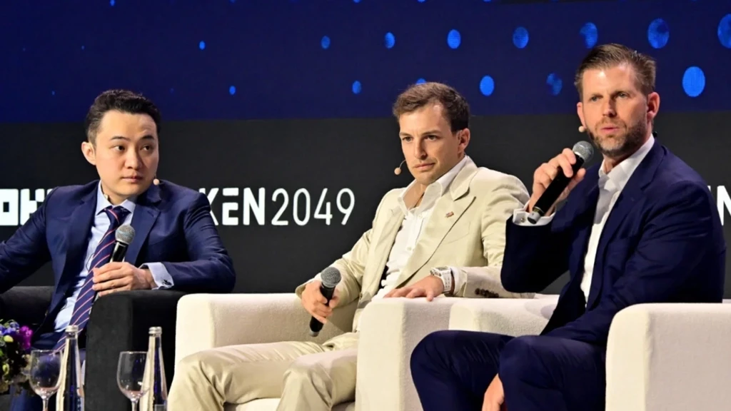 اریک ترامپ، زک ویتکاف و جاستین سان (خالق بلاکچین ترون) در همایش Token2040 دبی