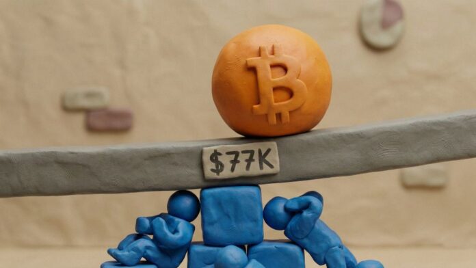 bitcoin-77k-support-clay-art-concept لوگوی بیت کوین روی اهرم تعادل با برچسب قیمتی ۷۷ هزار دلار